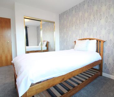 3 bedroom flat to rent - Photo 4