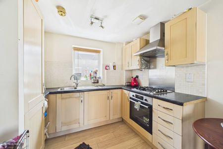 2 bedroom Maisonette in Regis Park Road, Reading - Photo 3