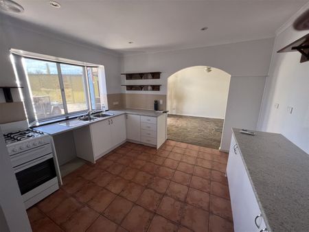 Fully Fenced Three Bedroom Home - Photo 3
