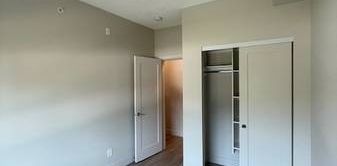 Bright Corner 2BR/2BA/In suite laundry/Walk in closet/Soaker tub - Photo 2