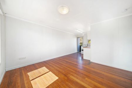 2 Bedroom Air Conditioned Duplex with Fully Fenced Yard - Photo 2