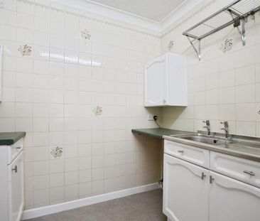 1 bedroom retirement property to rent - Photo 6