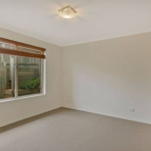 IMMACULATE THREE-BEDROOM HOME - Photo 2