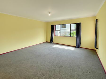 Spacious 5-Bedroom Home with Stunning Ocean Views - Photo 2