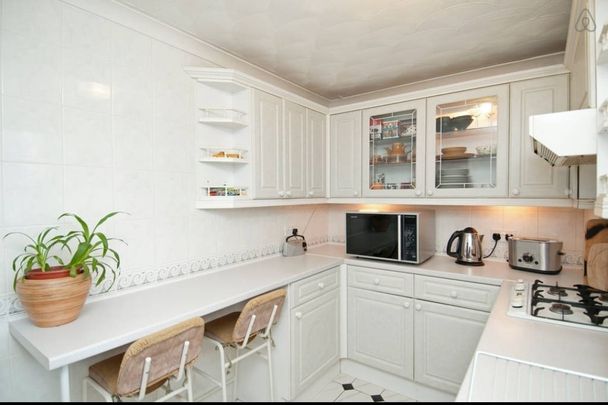 Room in a Shared Flat, Gatestone Court. Central Hill, SE19 - Photo 1