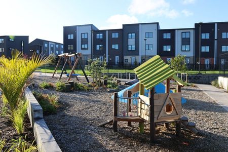 Modern 2 Bedrooms Low Maintenance - Photo 5