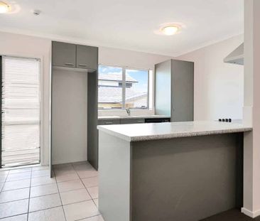 Spacious Three Bedroom in Birkdale - Photo 4