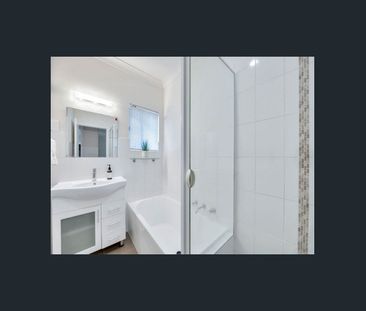 Charming 1970s Double-Brick Coastal Villa - Photo 5