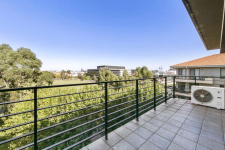 Top Floor Penthouse-Style Apartment in a Prime Location - Photo 4