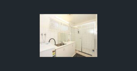 Spacious Apartment with Courtyard, Carport, and Ultimate Convenience - Photo 4