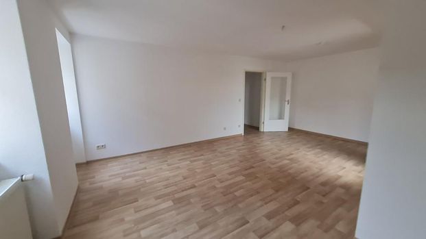 2-Raum-Wohnung DG mit Loggia - direkte Marktlage in Finsterwalde - Photo 1