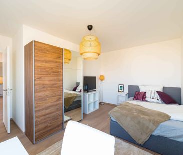 Room in Bernhard-Weiß-Straße, Berlin for 49 m² with 3 bedrooms - Photo 1