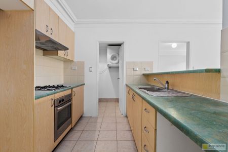 Beautifully Appointed Town House Style 3 Bedroom Apartment ! - Photo 3