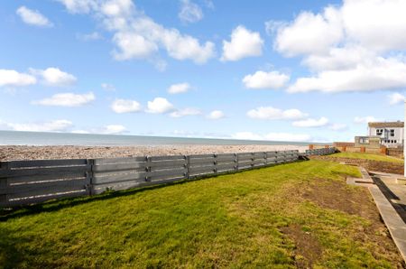 Seafields, East Bracklesham Drive - Photo 2