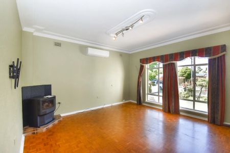 Cottage with Established Gardens & Ideal Location - Photo 5
