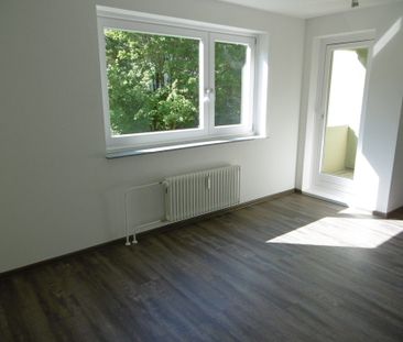 Großzügiges Wohnzimmer und eleganter Design-Bodenbelag in den Räumen - Photo 1