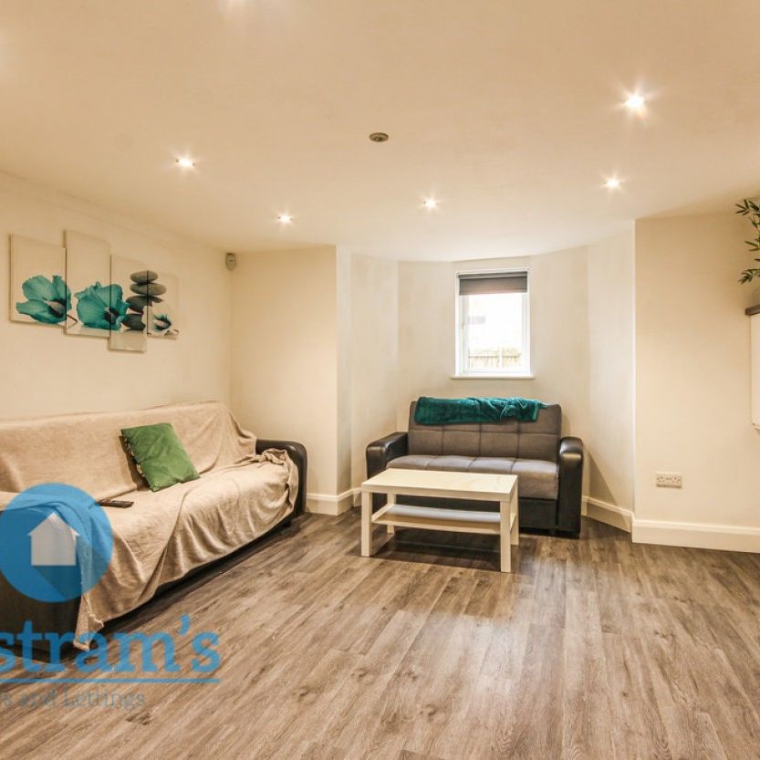 6 bed Semi-Detached House for Rent - Photo 1