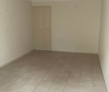 Neat 2 Bedroom Duplex - Photo 4