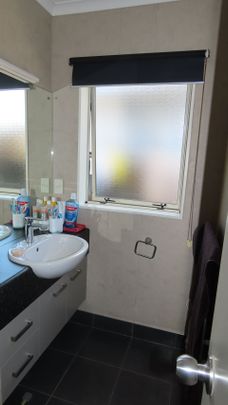 Comfortable Family Home close to everything - Photo 1