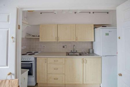 High Street, Saxon House High Street, SN16 - Photo 4