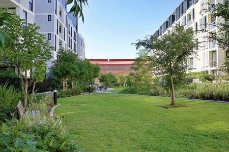 Spacious Two Bedroom Apartment in Rosebery - Photo 3