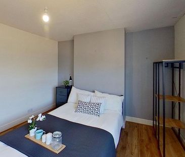 3 bedroom flat to rent - Photo 4