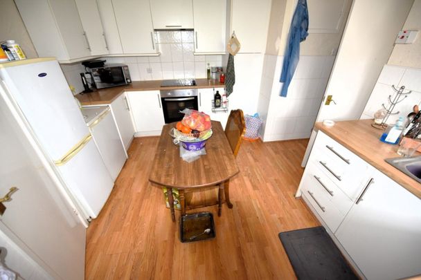 2 bedroom Flat in Whincover Drive, Leeds - Photo 1