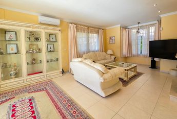 FOR RENT: SPACIOUS AND ELEGANT VILLA IN MORAIRA with 4 bedrooms for LONG TERM