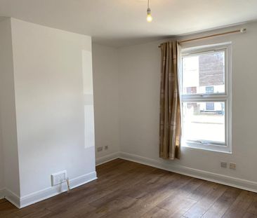 2 Bed End Terrace, Cross Road, CR0 - Photo 1