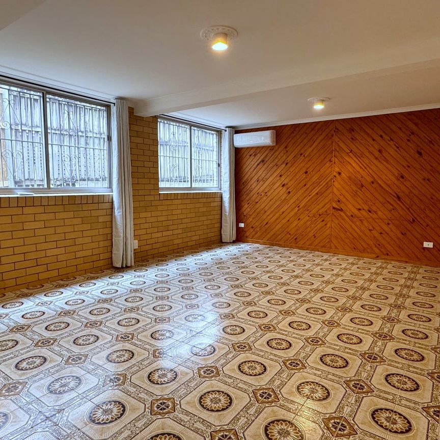 Inner-City Living, Retro Charm! - Photo 1