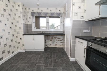 3 bedroom flat to rent - Photo 4