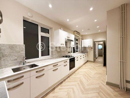 3 bedroom flat to rent - Photo 3