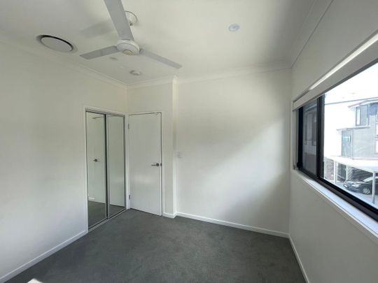 A stylish home in the perfect location is ready for you to move in! - Photo 1