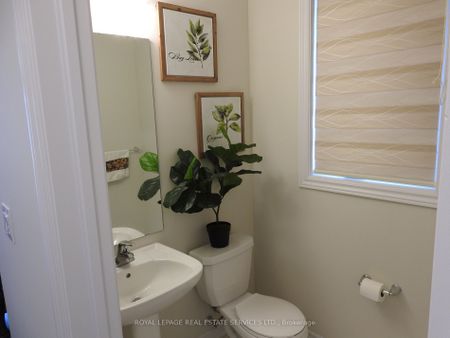 Townhouse For Lease | X8141922 - Photo 2