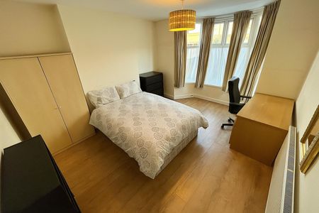 Walmsley Road, Hyde Park, LS6 1NG, Leeds - Photo 5