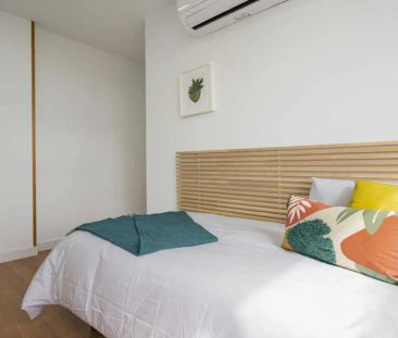 Room in a shared 12-bedroom apartment for rent in Cuatro Caminos. - Photo 4