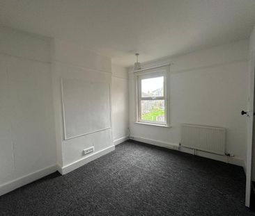 4 bedroom semi-detached house to rent - Photo 3