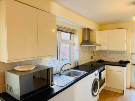 Chairborough Road, High Wycombe, HP12 - Photo 5