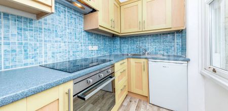 Beautiful one bedroom set in a period conversion - Photo 3