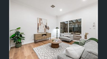 Stunning Renovated Bungalow in Prime Burnside Location - Photo 5