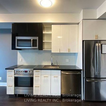 Parklawn & Lakeshore Waterfront Stunning 1Bdrm Modern Kitchen Lrg Bal - Photo 3