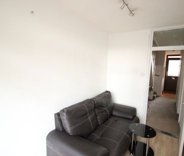Room in a Shared Flat, Market Square, E14 - Photo 3