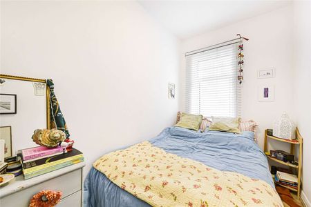 A well presented three bedroom apartment close to Battersea Park. - Photo 3