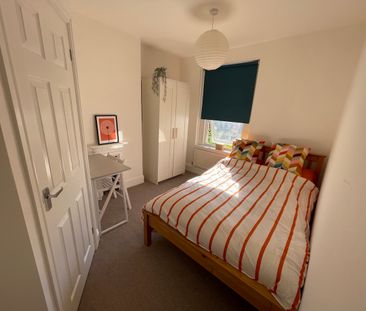 4 or 5 bedroom house - Photo 2