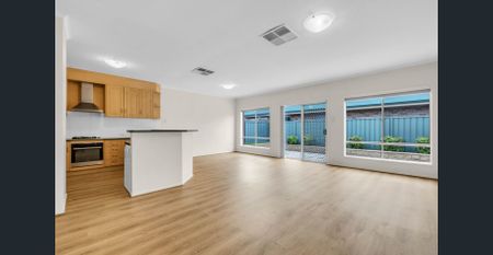 Character Family Home! - Photo 2