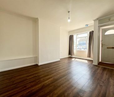 1 Bedroom Maisonette - Lower To Let - Photo 2