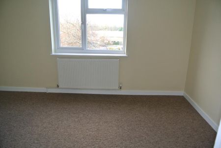 2 bedroom maisonette to rent - Photo 2