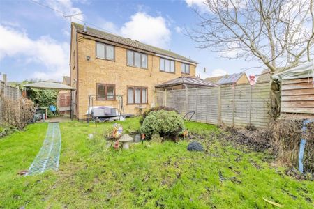 3 bed House - Semi-Detached To Let - Photo 2