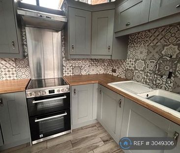 4 bedroom semi-detached house to rent - Photo 5