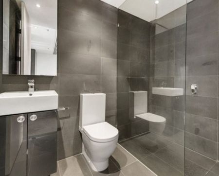 Perfectly Positioned Contemporary Apartment - Photo 3